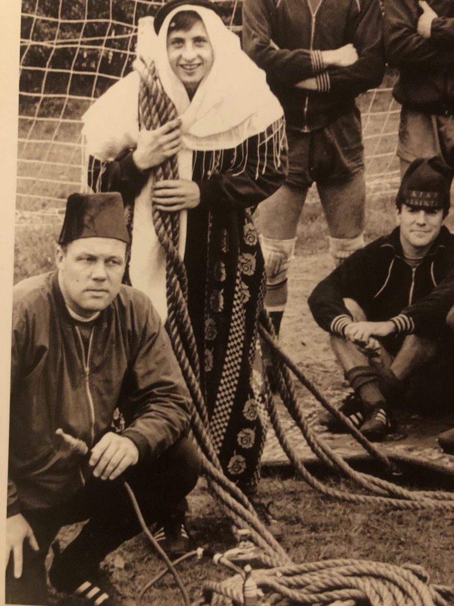 HarrisonSealts's tweet image. Rinus Michels en Johan Cruijff poseren in 1966 voor de Europa Cup-wedstrijd van Ajax tegen Besiktas.
#gerned #duined #neddui #deunie