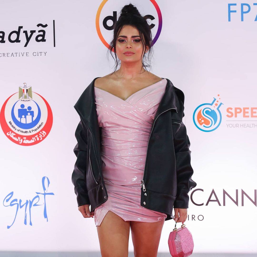 ملكة الكووووون
ونكاحة الاخرام 
ومعبودة الملايين 
العظيييمة اسمااااء هانم جلال