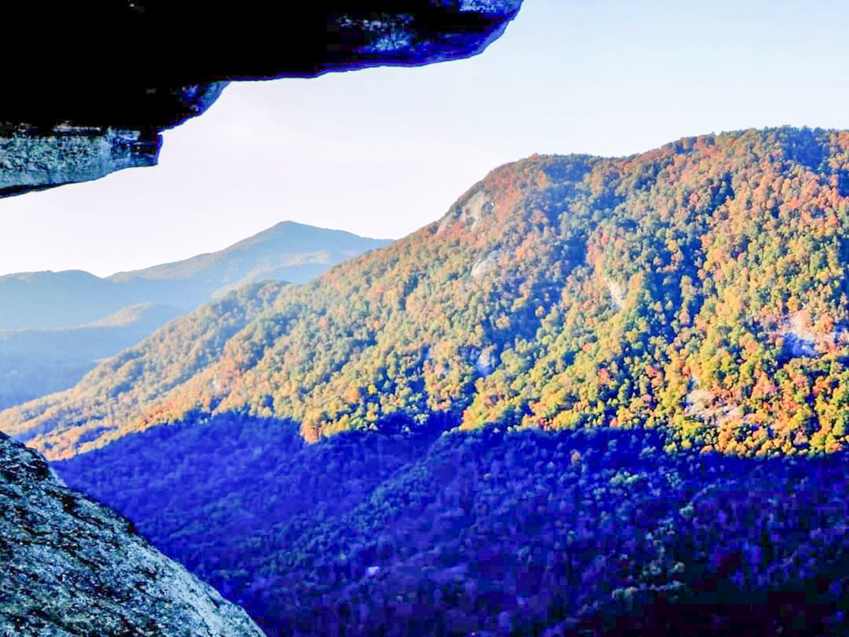 KeriButcher's tweet image. Caught between earth and sky, Mountains whisper of times gone by...
Overhang at Chimney Rock.

#ChimneyRock #ChimneyRockNorthCarolina #NorthCarolina #NCStrong #HurricaneHelene #Mountains #MountainFolk