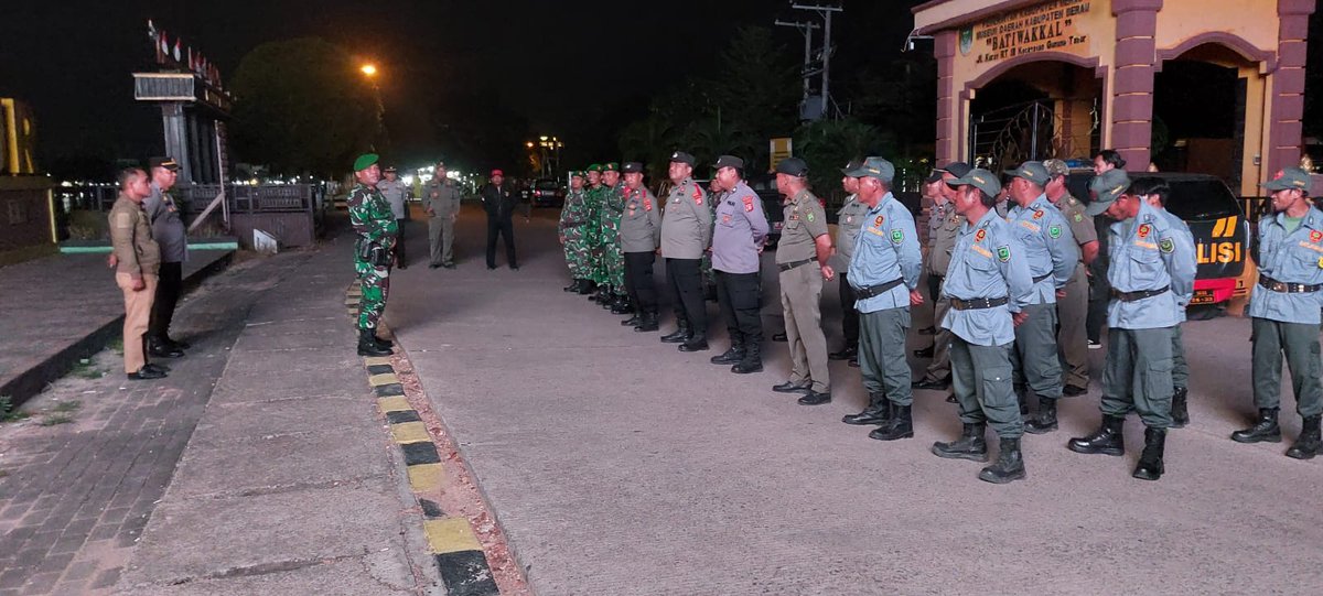 Trd0902's tweet photo. Pendim0902BERAU - Dalam rangka Tingkatkan keamanan dan ketertiban di wilayah Kec. Gunta, Danramil 02/Gunta Kapten Arm M. Irfan, Pimpin apel dan patroli gabungan bersama, Tempat di kantor Camat Jln. https://t.co/uQ6g28yuHm.M AYOEB Kec. Gunta Kab. Berau. Sabtu (12/10/2024) malam. https://t.co/zTTseFRDXH