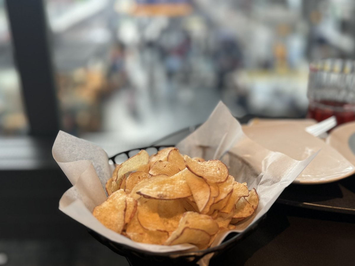 nimmerfroh's tweet photo. Chips gehen immer. #DBLounge https://t.co/Fu5rFYo41I