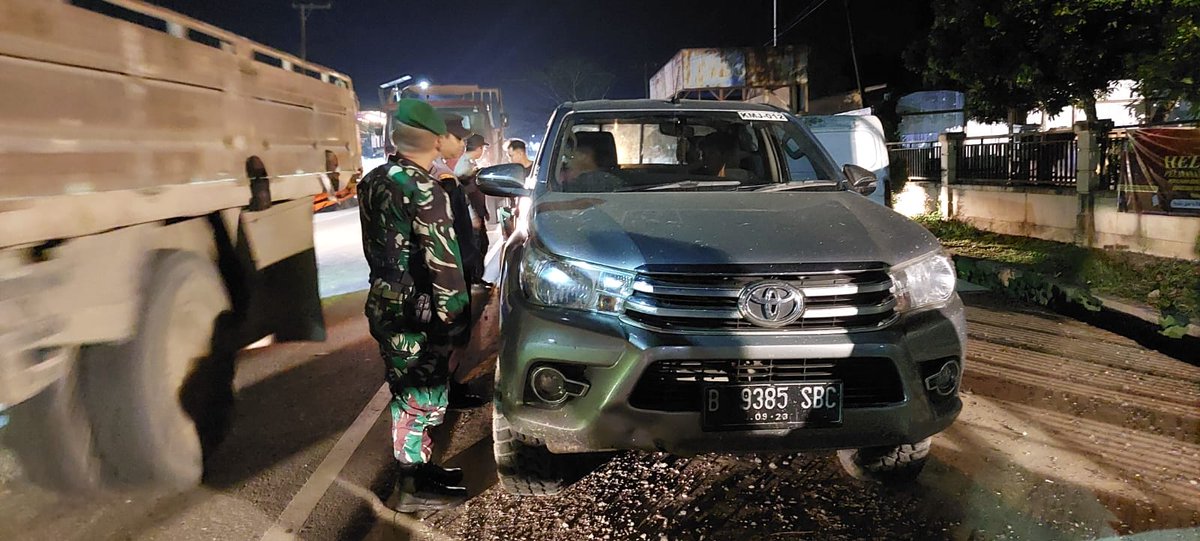 Trd0902's tweet photo. Pendim0902BERAU - Dalam rangka Tingkatkan keamanan dan ketertiban di wilayah Kec. Gunta, Danramil 02/Gunta Kapten Arm M. Irfan, Pimpin apel dan patroli gabungan bersama, Tempat di kantor Camat Jln. https://t.co/uQ6g28yuHm.M AYOEB Kec. Gunta Kab. Berau. Sabtu (12/10/2024) malam. https://t.co/zTTseFRDXH