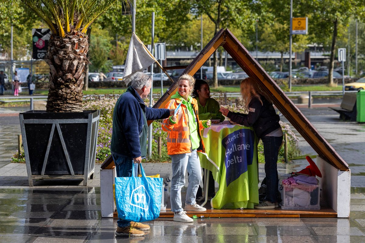 #Rotterdammers en buurtbewoners doken vol enthousiasme in workshops, spellen en lezingen over de stijgende zeespiegel en waterveiligheid tijdens het festival #StormopKomst. 

Bekijk meer foto’s hier 📸 rotterdamsweerwoord.nl/weerberichten/…

@Rotterdam #RotterdamsWeerWoord #Rotterdam