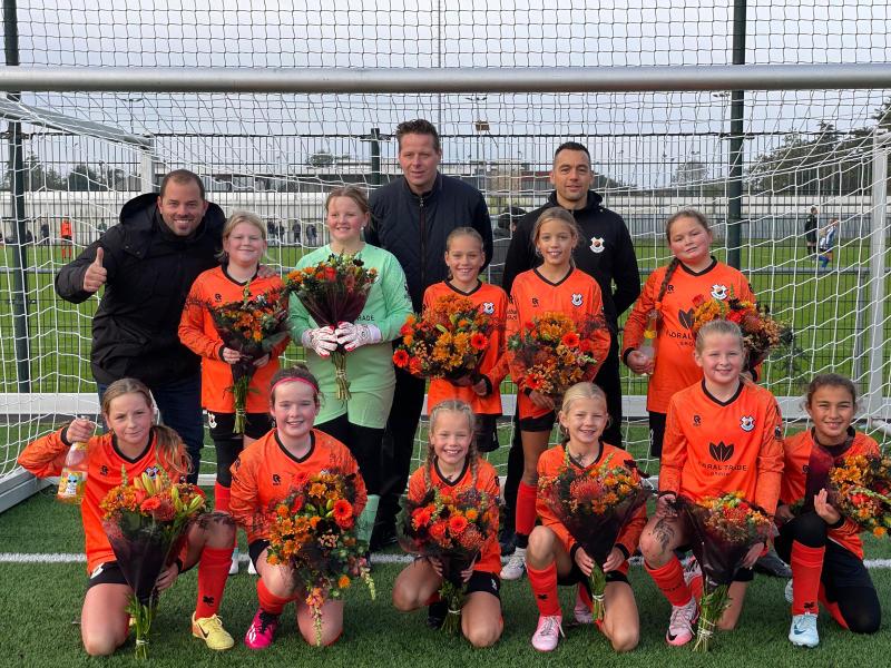 🏆 │ Niet 2 maar zelfs 3 kampioenen, ook de MO11-1 pakte de schaal! 💪

En ook de meiden van trainer Luuk van Duijn flikten het om dat ongeslagen te doen, toppers! 👊

Van harte gefeliciteerd 🧡