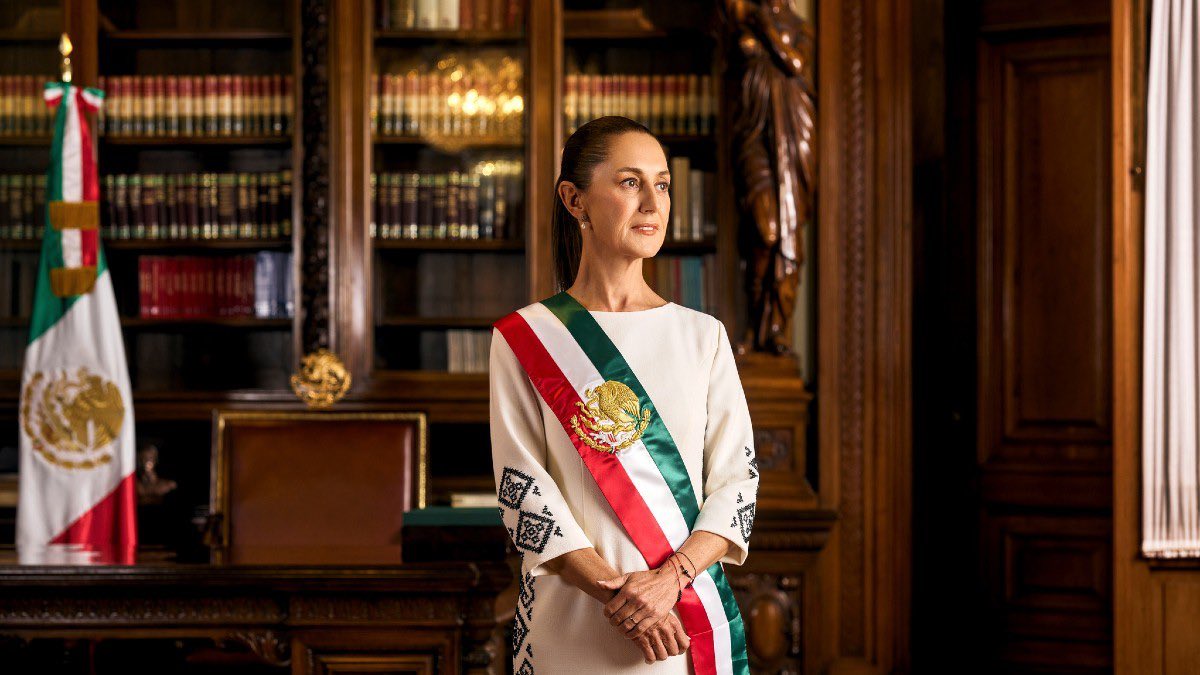 Esta imagen está cargada de gran simbolismo.

Claudia no está sentada en la silla presidencial porque el dueño es López Obrador.

Andrés Manuel no aparece en la foto pero su presencia se percibe en la silla vacía.

Ella lleva la banda pero el que manda está en la Chingada.