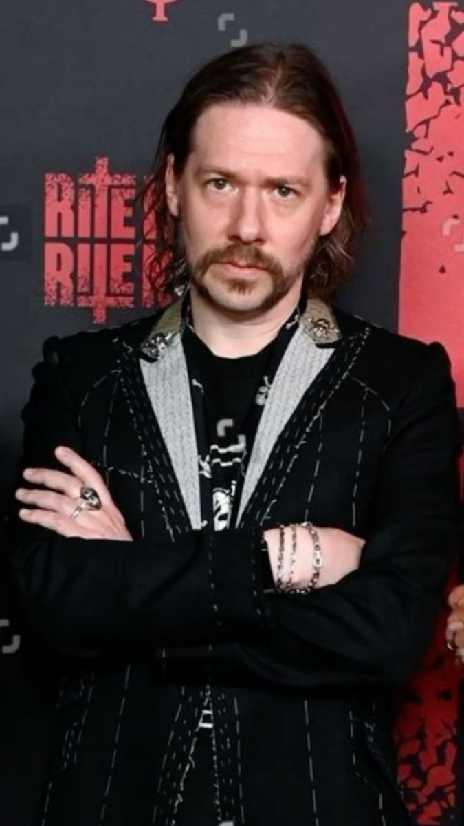 Metal_Kitten's tweet photo. This would be his reaction to the way some of you are ditching HIS band over something completely out of his control. He's so disappointed. And sad...you can't see it, but he is. He thought you loved him. He thought you loved HIS band. https://t.co/azvP5hK2aY