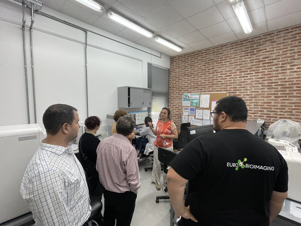 MalacridaLab's tweet photo. After #AlejandroBuschiazzo and my presentation we took a tour to visit #RecombinantProteins #AnalyticalBiochemistryMS #CellBiology #AnimalUnit Scientific Platform at @IPMontevideo @MarielaBollati @MartinaCrispo @rosario_duran_ #MatiasMachado https://t.co/8HlnMx3K7o