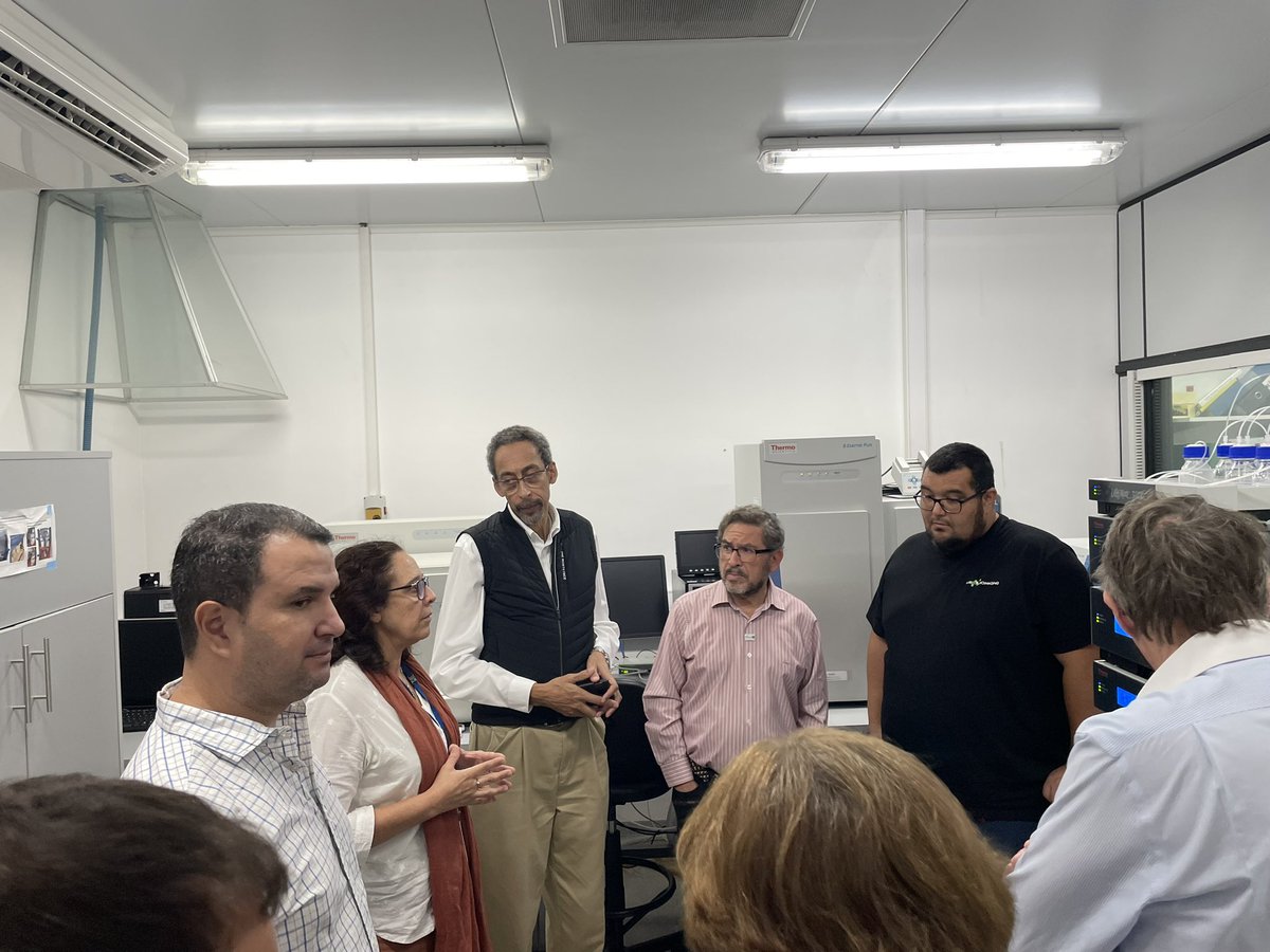 MalacridaLab's tweet photo. After #AlejandroBuschiazzo and my presentation we took a tour to visit #RecombinantProteins #AnalyticalBiochemistryMS #CellBiology #AnimalUnit Scientific Platform at @IPMontevideo @MarielaBollati @MartinaCrispo @rosario_duran_ #MatiasMachado https://t.co/8HlnMx3K7o