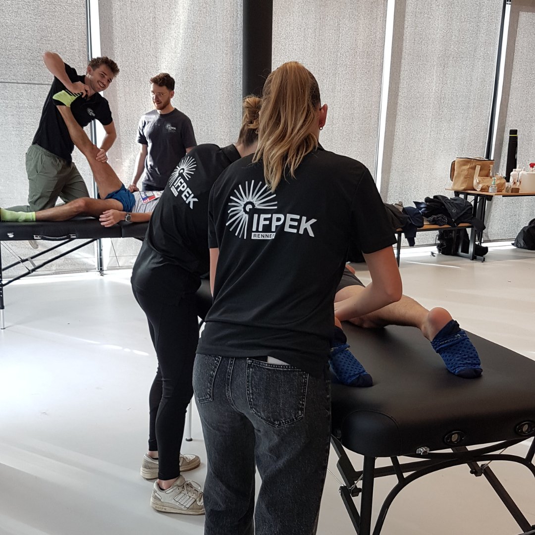 [ACTU] L'IFPEK sur l'évènement running 👟 du week-end : 𝗧𝗼𝘂𝘁 𝗥𝗲𝗻𝗻𝗲𝘀 𝗖𝗼𝘂𝗿𝘁 𝟮𝟬𝟮𝟰.

Ce sont 24 de nos étudiantes et étudiants en masso-kinésithérapie qui se sont relayés tout au long de la journée pour accompagner les athlètes après leur courses🏃‍♂️.
