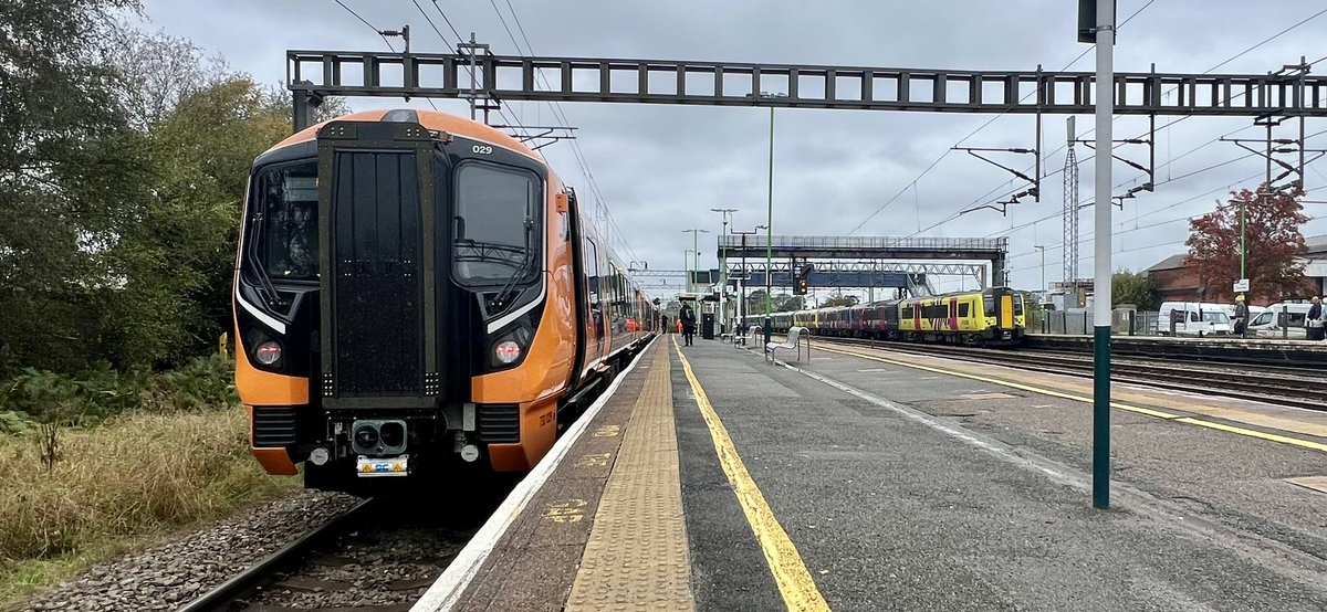 PlatformEdge1's tweet image. Back from holiday!

730/0s have entered service on the Chase line and another 730 has been added to Wolverhampton - Walsall services. 

Also managed to ride on the refurbished Chiltern train to Dorridge #Class168 #Class730