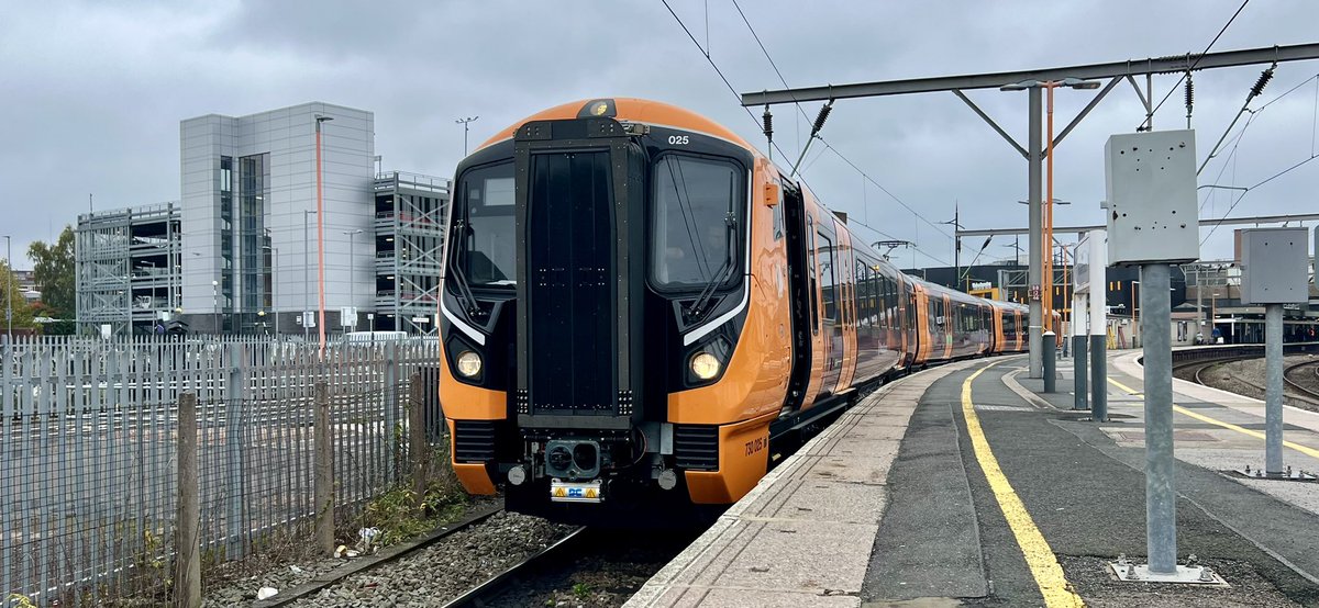 PlatformEdge1's tweet image. Back from holiday!

730/0s have entered service on the Chase line and another 730 has been added to Wolverhampton - Walsall services. 

Also managed to ride on the refurbished Chiltern train to Dorridge #Class168 #Class730