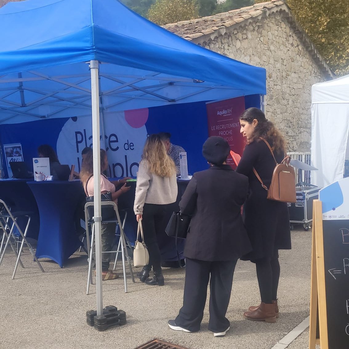 La Place de l'#emploi fait étape à Drap 📍 Ce village itinérant va à la rencontre des publics au plus près de leur lieu de vie. Le but : permettre à tous de découvrir des métiers porteurs, de trouver une #formation, de rencontrer des recruteurs 🤝