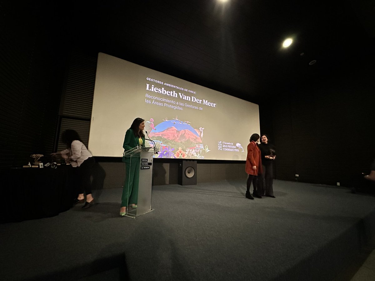 #ProtejamosLosOcéanos | La Directora Ejecutiva de Oceana en Chile, Liesbeth van der Meer, es reconocida como una de las “Gestores ambientales de Chile”, distinción entregada en el marco del 4º Encuentro de Áreas Protegidas y Comunidades Portal por su trabajo en avanzar causas de