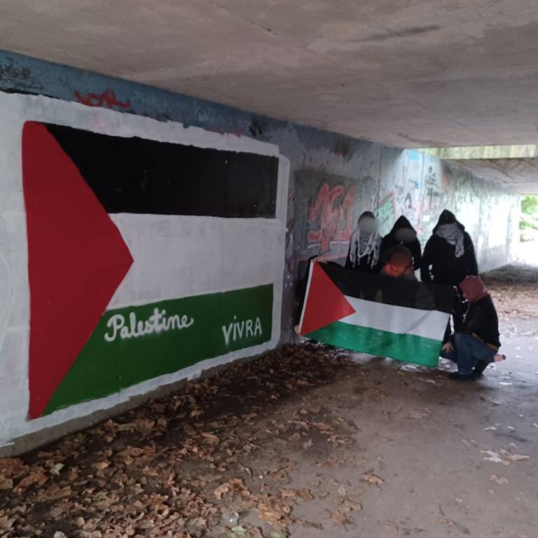 Soutien au peuple palestinien. 
Stop à la guerre coloniale du gouvernement Israëlien et les horreurs qui l'accompagnent. 
N'oublions pas Georges Ibrahim Abdallah enfermé depuis 40 ans et libérable depuis 25 ans. 
Palestine vivra !
#Palestine #Gaza #Liban #AFA77 #Antifa #graffiti