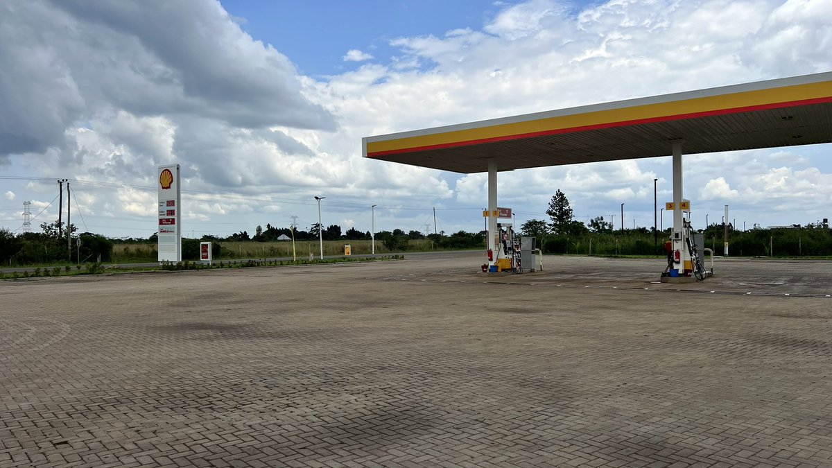 snacknationug's tweet photo. Headed North? Don't miss the perfect pit stop! Swing by Shell Migyera and indulge in your favorite snacks! Recharge, refuel, and hit the road again! 

#SnackBreak #RoadTripEssentials #ShellMigyera #TravelUganda https://t.co/FjCVowMTHN