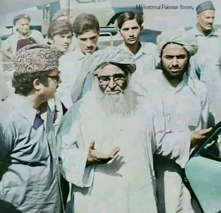 Yasin_Mukhliss's tweet image. ♥️ایک تو مفکراسلام مفتی محمودؒ صاحب ہے
♥️دوسرےقائدملت اسلامیہ مولانافضل الرحمٰن

🔴🔴کیا باقی پیچھے یا سائیڈ میں کھڑے شخصیات میں سے آپ کسی ایک کو بھی جانتے ہے یا نہیں ۔۔۔۔؟؟
♦️اگر جانتے ہو تو نام ضرور لکھ لیجئے گا 
#MuftiMehmoodConference