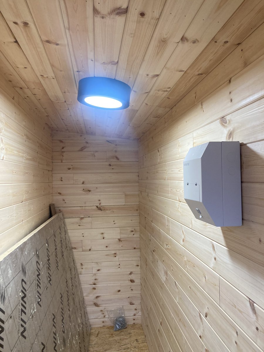 Kate_Bod's tweet photo. And we have electricity! The Bod Pod is complete. #BodPod https://t.co/3ll3NLsmbi