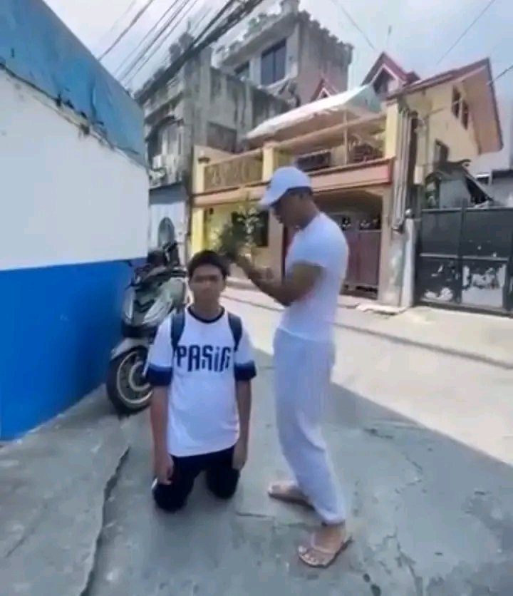 Eyechismis's tweet photo. @m__anu_ Kenjie Alvaran.
Kung makakasalabong niyo isuntok niyo nalang ako pito dapat.

Or padalhan niyo ng anim na iphone 16 at tatlong truck ng buhangin. https://t.co/z8TTh7biTL