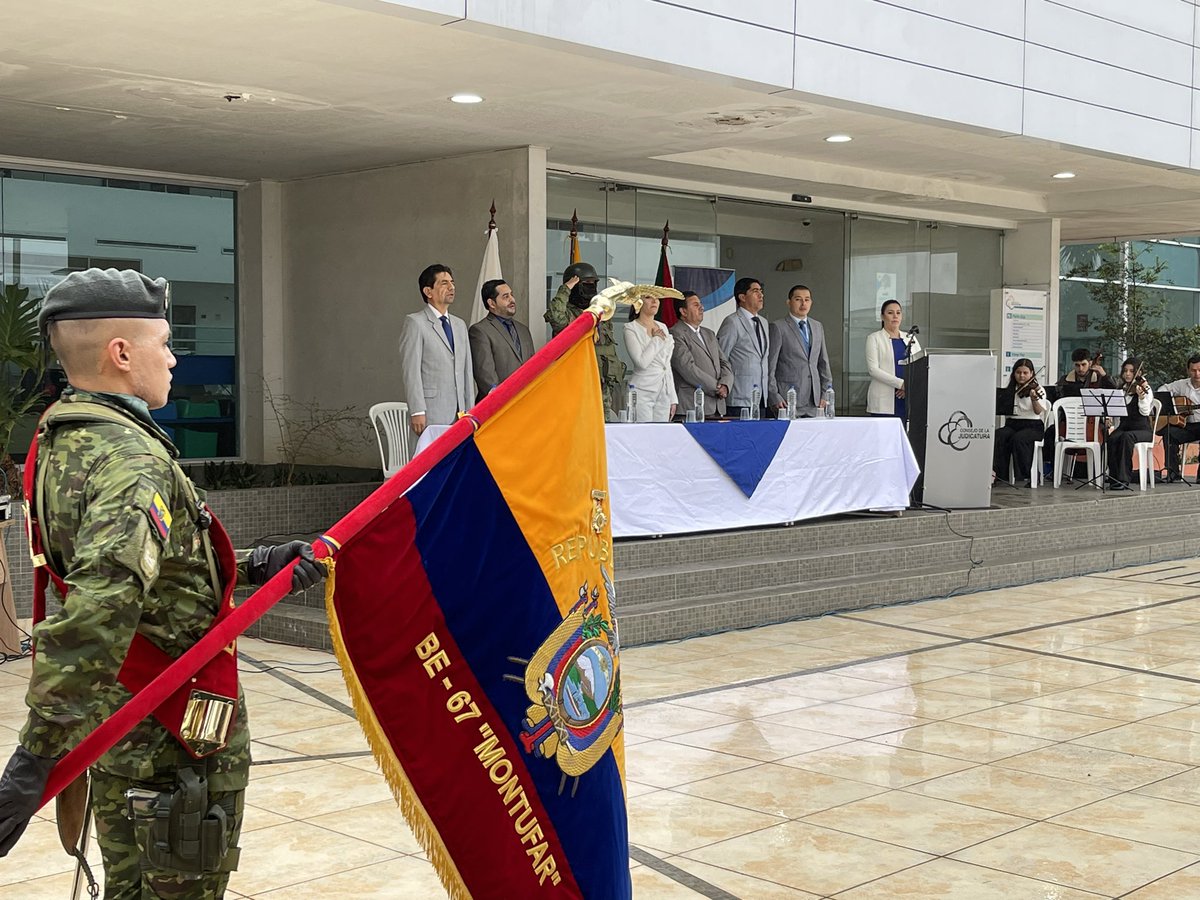 StoDomingoCJ's tweet photo. La Dirección Provincial de @StoDomingoCJ desarrolló el Minuto Cívico en el marco de la conmemoración del Día del Servidor Judicial. Asisten autoridades de @CorteStoDomingo, @FiscaliaEcuador, @DefPublicaEC,   @FFAAECUADOR y servidores judiciales. https://t.co/2oYv2Op5xw