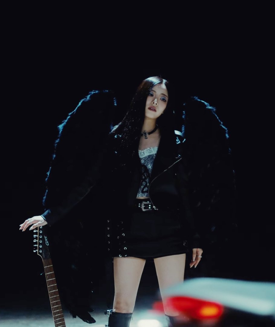 na goeun in this outfit and holding a GUITAR??