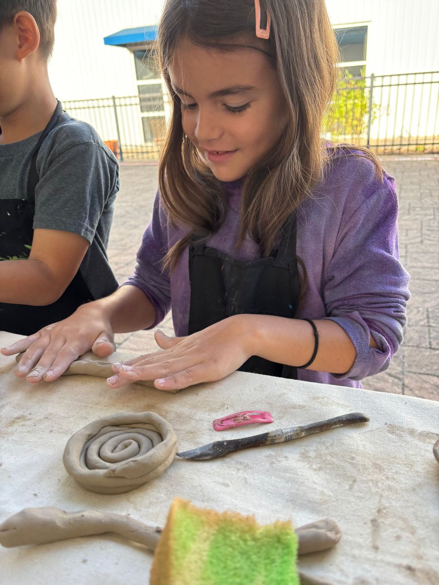 MontessoriHTX's tweet image. Our #LowerElementary students have been exploring North American Indigenous cultures! 🎨 They crafted coil pots inspired by Mayan pottery, tasted cacao beans, &amp;amp; made Mayan hot chocolate. They also learned dot painting through stories like Turtle Island, connecting art to history.