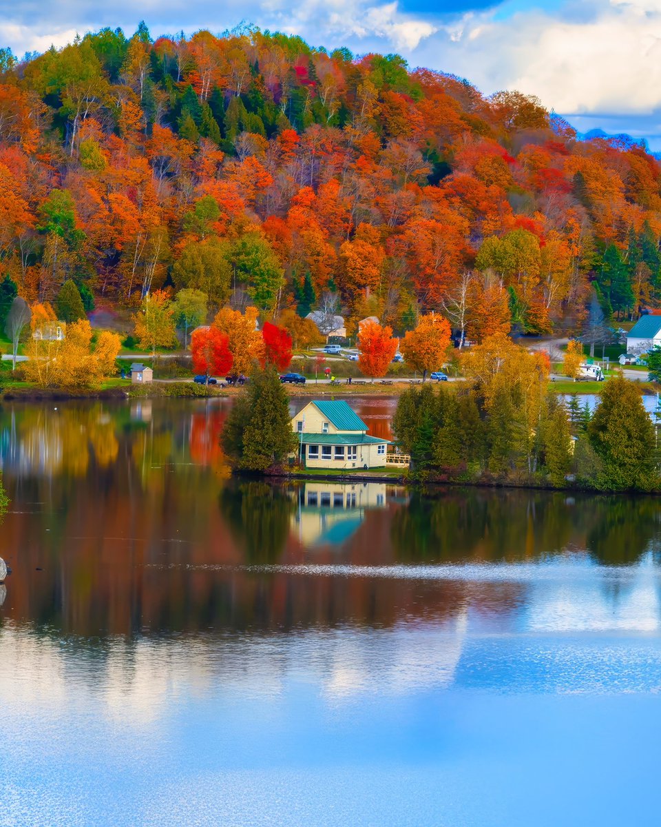 xisan's tweet photo. Quiet cabins by a calm pond with the colors of fall all around. This is Vermont at its best. 🍂 

#VermontAutumn #FallReflections #fall2024 #newenglandfall https://t.co/OTBRuCeag2