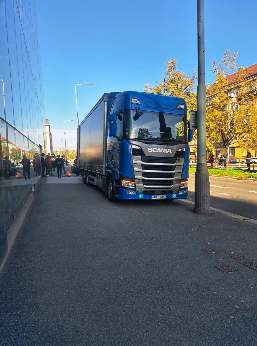 Představuji vám final bosse pražského parkování:

KAMION NA CHODNÍKU