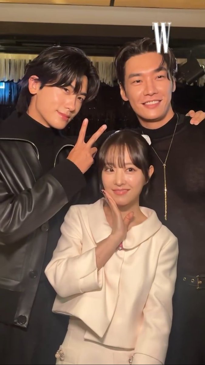 icemaiden21_'s tweet photo. Bo Young with her leading men π
#ParkBoYoung #λ°λ³΄μ
#ParkHyungSik #λ°νμ
#kimyoungkwang #κΉμκ΄
#ParkParkCouple #puppycouple
#swdbs #StrongWomanDoBongSoon
#OnYourWeddingDay https://t.co/Ygp4FdaAJq