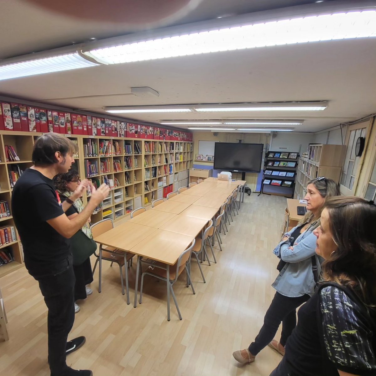 Escola Marià Fortuny (@escmariafortuny) on Twitter photo Molt agraïts a l'<a href="/EscPratdelariba/">Escola Prat de la Riba Reus</a> per obrir-nos les portes de la seva biblioteca. 📚
Organització, propostes, fons bibliogràfic, dinamització del préstec i altres aspectes que de ben segur ens permetran enriquir la nostra nova #biblioteca! 👌
#EscolaMariàFortuny #XEPR #Reus Molt agraïts a l'<a href="/EscPratdelariba/">Escola Prat de la Riba Reus</a> per obrir-nos les portes de la seva biblioteca. 📚
Organització, propostes, fons bibliogràfic, dinamització del préstec i altres aspectes que de ben segur ens permetran enriquir la nostra nova #biblioteca! 👌
#EscolaMariàFortuny #XEPR #Reus