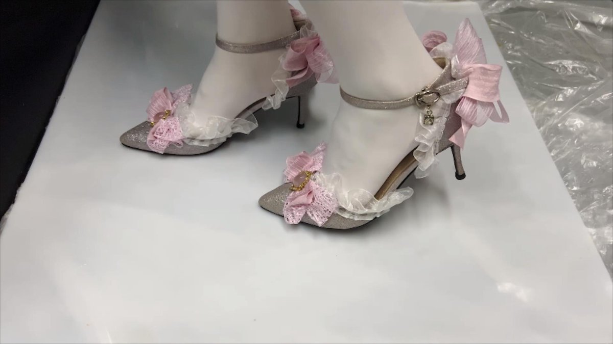 Funghibear's tweet photo. White silk &amp; heels stained with banana &amp; red slime 白色丝袜和高跟鞋被香蕉和红色颜料弄脏 https://t.co/T1YwX4PX8H 来自 @YouTube https://t.co/FepsWHwFI9