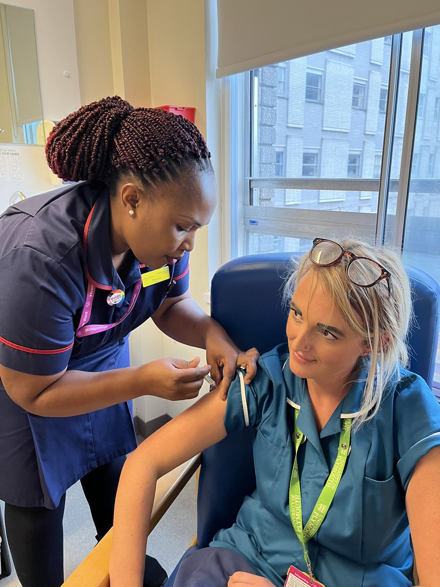 NurseTheresia's tweet photo. Vaccination clinic on Hembury this afternoon 💉 #BeWinterStrong  #ProtectYourselves/YourFamily/YourPatients. Bringing the service to the you with a smile😁@DerrifordNurses @UHP_NHS @UHPWellbeing @DAllcorn @SarahLBud @howes_nat @JdwkellyJk https://t.co/6bBmQzGzit