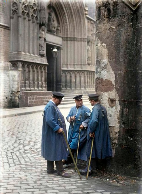 CatalunyaColor's tweet photo. Un grup de serenos a les portes de Santa Maria del Mar, c. 1921.  

📸Narcís Ricart https://t.co/V5or9RGVDO