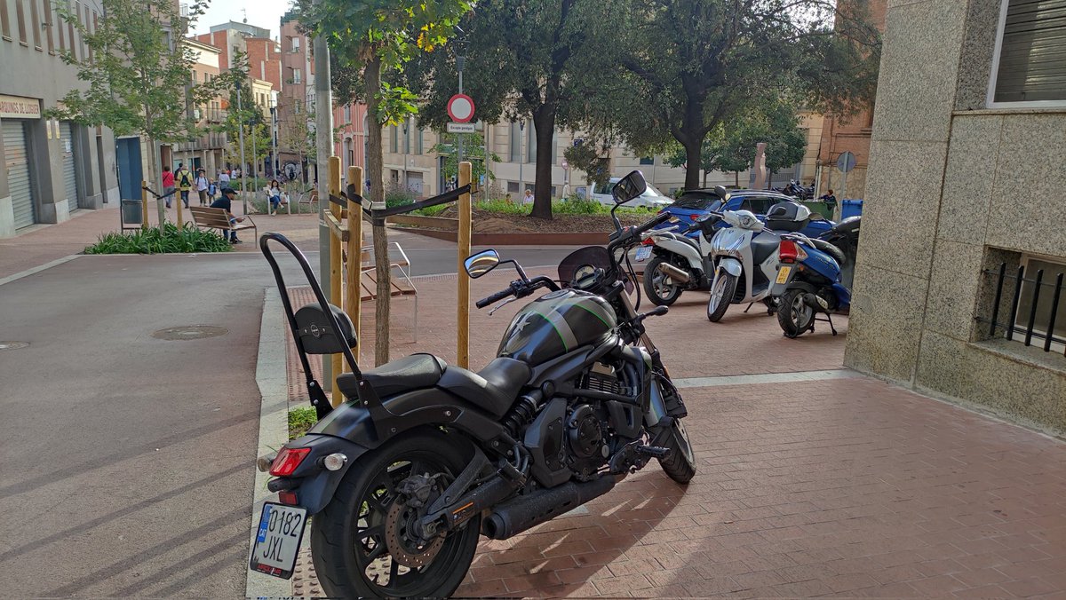 pepforn's tweet photo. Rebem diners per a millorar les àrees de vianants i l'accessibilitat i mirem cap un altre costat quan es converteixen en aparcaments de motocicletes i cotxes. 
I així cada dia.
Sort que segons l'equip de govern ha millorat la situació 🙈 https://t.co/3DraCtHMC9
