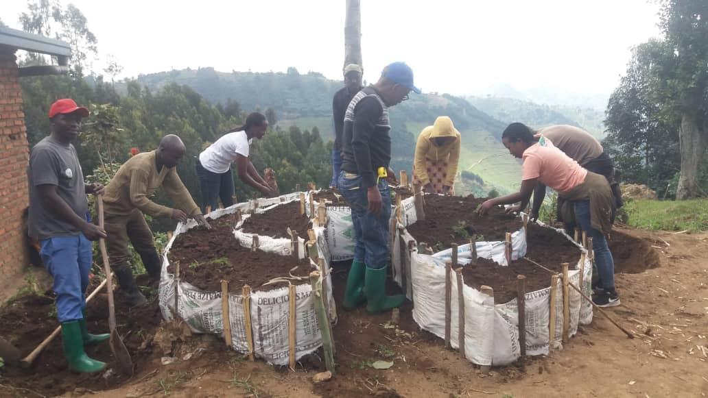 Gahunda yo kurandura burundu  imirire mibi n'igwingira mu <a href="/RubavuDistrict/">Rubavu District</a> irakomeje aho uyu musi urubyiruko twakoze #umuganda tukubakira umurima w'igikoni #umuturage utishoboye mu rwego rwo kuzamura imibereho myiza y'umwana.
<a href="/KanamaSector/">Umurenge wa Kanama</a> <a href="/RwandaWest/">Western Province I Rwanda</a> <a href="/RwandaYouth/">Rwanda Youth Council</a> <a href="/RwandaLocalGov/">Ministry of Local Government | Rwanda</a>