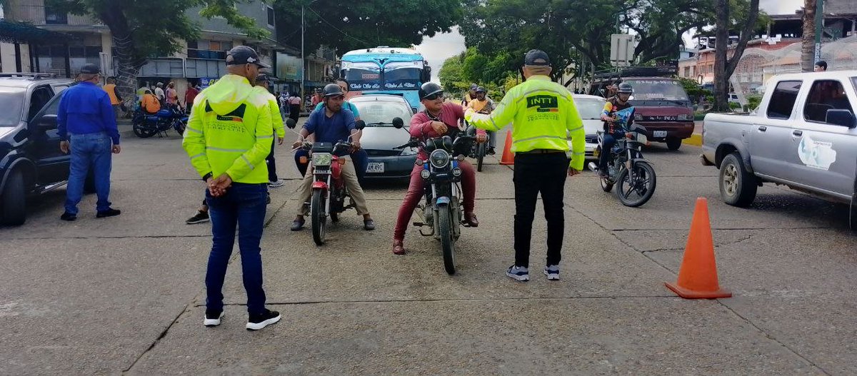 InttContigo's tweet photo. #Despliegue | Funcionarios del INTT San Fernando de Apure en conjunto con la @pnbvzla se despliegan en el Paseo Libertador del municipio San Fernando, orientando a los conductores para la construcción de una cultura vial segura. https://t.co/vtfVVIihJt