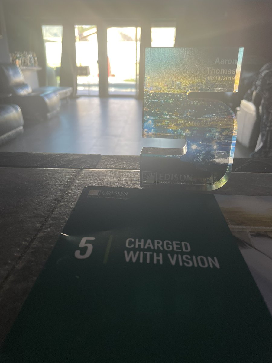 I received this gift from my @SouthernCAEdison team for achieving 5 years of employment! In the five years I’ve been employed here. I’ve never worked for a company that is as transparent, supportive, and as impactful as ⚡️SOUTHERN CALIFORNIA EDISON⚡️