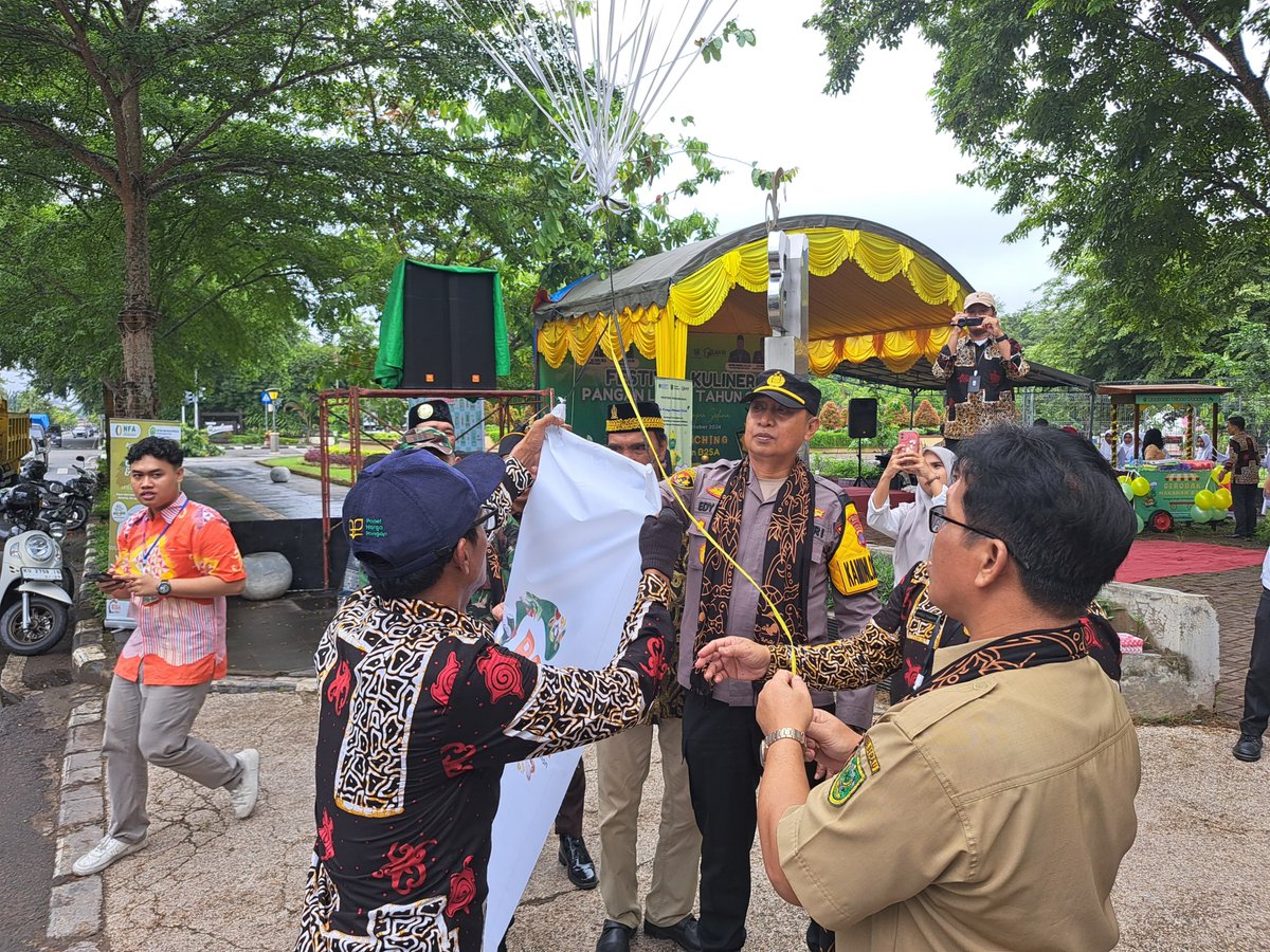 Trd0902's tweet photo. Pendim0902BERAU - Danramil 05/Sambaliung Kodim 0902/Bru Kapten Inf Haeruddin Halwin, Hadiri festival kuliner dalam rangka Peringati hari pangan nasional, bertempat di Hal. Kantor Dinas Pangan dan Lap. Batiwakkal Jln. Murjani I Kec. Tanjung Redeb Kab. Berau. Senin (14/10/2024). https://t.co/C0i31Bd6CB