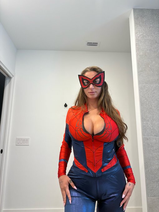 rate my costume 1-10 https://t.co/H0NY5mvVkt