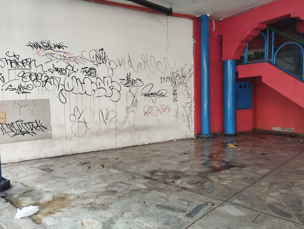 Vine a estrenar el centro de Cali peatonal y escogí la ruta para llegar por la Avenida Sexta ¡pero que cochinada!... En serio es muy complejo garantizar que una ciudad esté bonita ante tantos factores que no lo permiten <a href="/AlcaldiaDeCali/">Alcaldía de Cali</a> <a href="/UaespCali/">Uaesp Cali</a>