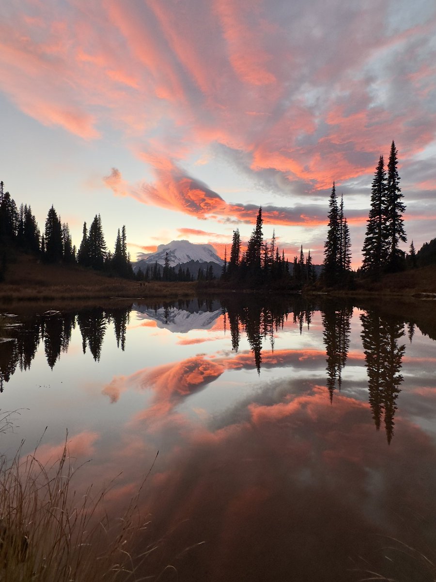 Some sunsets are more impressive than others 🏔️🤩
#sunset #weather #mountains #MountainMonday