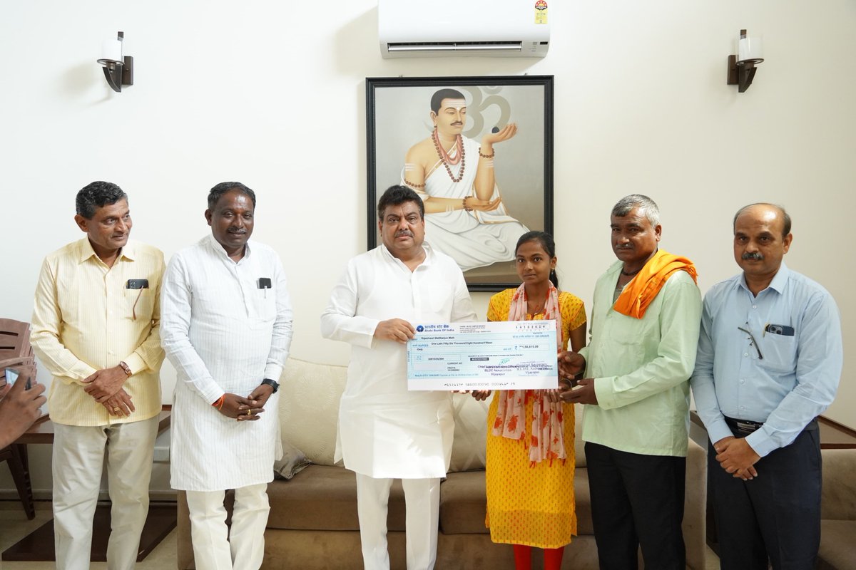 MBPatil's tweet photo. ಐವರು ಪ್ರತಿಭಾವಂತ ವಿದ್ಯಾರ್ಥಿಗಳಿಗೆ  #BLDEA ವತಿಯಿಂದ MBBS ಶಿಕ್ಷಣಕ್ಕೆ ನೆರವು

ನೀಟ್ ಪಾಸಾಗಿ ಸರಕಾರಿ ಕೋಟಾದಡಿ #MBBS ಸೀಟು ಪಡೆದರೂ ಶುಲ್ಕ ಭರಿಸಲಾಗ���ೆ ಆರ್ಥಿಕ ಸಮಸ್ಯೆಯಿಂದಾಗಿ ತಮ್ಮ ಕನಸಿನ ಶಿಕ್ಷಣ ಪಡೆಯಲಾಗದೆ ಕಷ್ಟಪಡುತ್ತಿದ್ದ ಐವರು ಪ್ರತಿಭಾವಂತ ವಿದ್ಯಾರ್ಥಿಗಳಿಗೆ ನೆರವು ನೀಡಿದ ಸಂತಸ ನನ್ನದು.

ತಿಕೋಟಾ ತಾಲೂಕಿನ ಬಾಬಾನಗರದ ವಿಶಾಲ ರಾಯಗೊಂಡ ಕೋರೆಗಾಂವ, ಅರಕೇರಿಯ ಕರಣ ಪಂಡಿತ ಸಿಂಧೆ ಮತ್ತು ಯಶವಂತ ಮಾರುತಿ ಮೋಹಿತೆ, ಬಬಲೇಶ್ವರ ತಾಲೂಕಿನ ಕಾರಜೋಳ ತಾಂಡಾದ ಅಜೀತ ಪರಶುರಾಮ ರಾಠೋಡ ಹಾಗೂ ಕಂಬಾಗಿಯ ರಾಜಶ್ರೀ ಮಲ್ಲಿಕಾರ್ಜುನ ಮಠ ಅವರಿಗೆ  ಎಂ. ಬಿ. ಬಿ. ಎಸ್. ಕೋರ್ಸಿನ ಮೊದಲ ವರ್ಷದ ಬೋಧನೆ ಶುಲ್ಕ, ಹಾಸ್ಟೆಲ್ ಶುಲ್ಕ ಮತ್ತು ಊಟದ ಶುಲ್ಕಕ್ಕೆ ಅಗತ್ಯವಾಗಿರುವ ಹಣದ ಚೆಕ್ ವಿತರಿಸಿ, ಚೆನ್ನಾಗಿ ಓದಿ ಉತ್ತಮ ಅಂಕಗಳೊಂದಿಗೆ ತೇರ್ಗಡೆ ಹೊಂದಿ, ಆದರ್ಶ ವೈದ್ಯರಾಗಿ ಸಮಾಜಕ್ಕೆ ಸೇವೆ ಸಲ್ಲಿಸುವಂತೆ ತಿಳಿಸಿದೆ.

ಈ ಸಂದರ್ಭದಲ್ಲಿ #BLDE ಸಂಸ್ಥೆಯ ಮುಖ್ಯ ಸಲಹೆಗಾರ ಮತ್ತು ಡೀಮ್ಡ್ ವಿಶ್ವವಿದ್ಯಾಲಯದ ರಿಜಿಸ್ಟ್ರಾರ್ ಡಾ. ಆರ್. ವಿ ಕುಲಕರ್ಣಿ, ಬಿ.ಎಲ್.ಡಿ.ಇ ಸಂಸ್ಥೆಯ ಆಡಳಿತ ಕಚೇರಿಯ ಅಧೀಕ���ಷಕ ಎಸ್. ಎ. ಬಿರಾದಾರ(ಕನ್ನಾಳ) ಹಾಗೂ ವಿದ್ಯಾರ್ಥಿಗಳ ಪೋಷಕರು ಉಪಸ್ಥಿತರಿದ್ದರು.