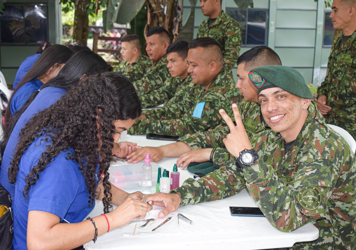 FuerzaFtc's tweet photo. Durante más de cinco horas, nuestros soldados de la #FUDRA2 y #COPEG, recibieron atención en salud y jornada recreativa, en el cantón militar del Gualtal #Nariño, donde se impulsó el bienestar y la moral combativa de nuestros hombres a través de su "Día de Sol". #SiempreFirmes https://t.co/QRTeP4RZHj