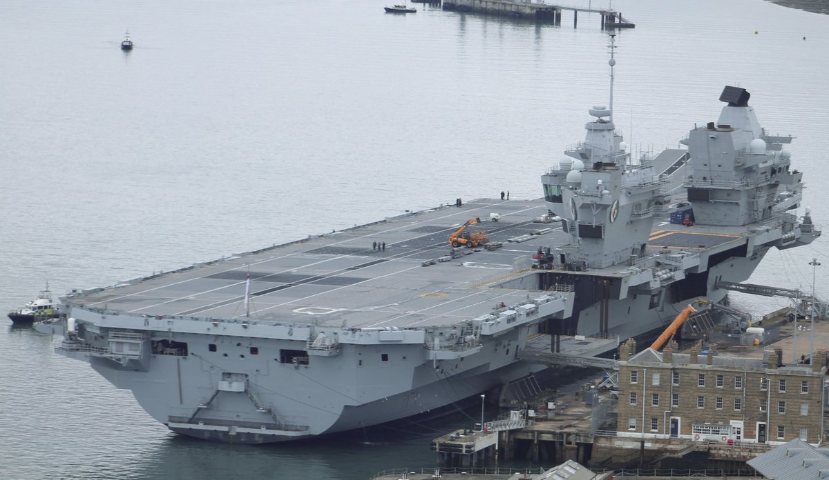 👋📸 <a href="/HMSQNLZ/">HMS Queen Elizabeth</a> seen alongside Portsmouth this afternoon <a href="/NavyLookout/">Navy Lookout</a> <a href="/WarshipCam/">WarshipCam</a> <a href="/UKForcesTracker/">UK Forces Tracker</a>