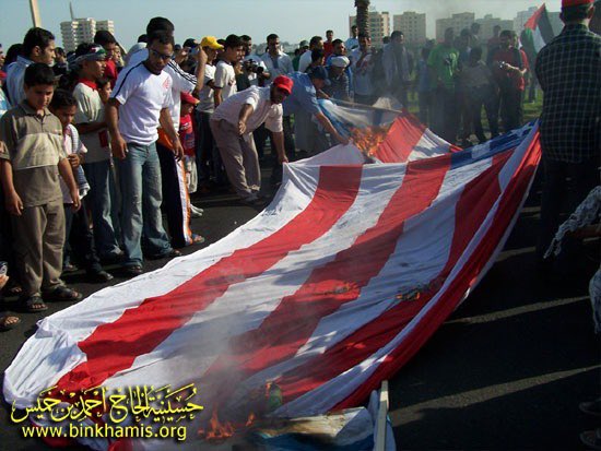 البحرين | أكتوبر 2005

مسيرة جماهيرية إحياءً ليوم القدس العالمي. تصدّر المسيرة كبار العلماء، وعلى رأسهم الشيخ عيسى قاسم والسيد الغريفي. تحركت المسيرة من جسر السيف باتجاه دوار اللؤلؤة، حيث تجمعت الحشود تعبيراً عن دعمهم للقضية الفلسطينية وتأكيدًا على أهمية القدس في قلوب المسلمين.