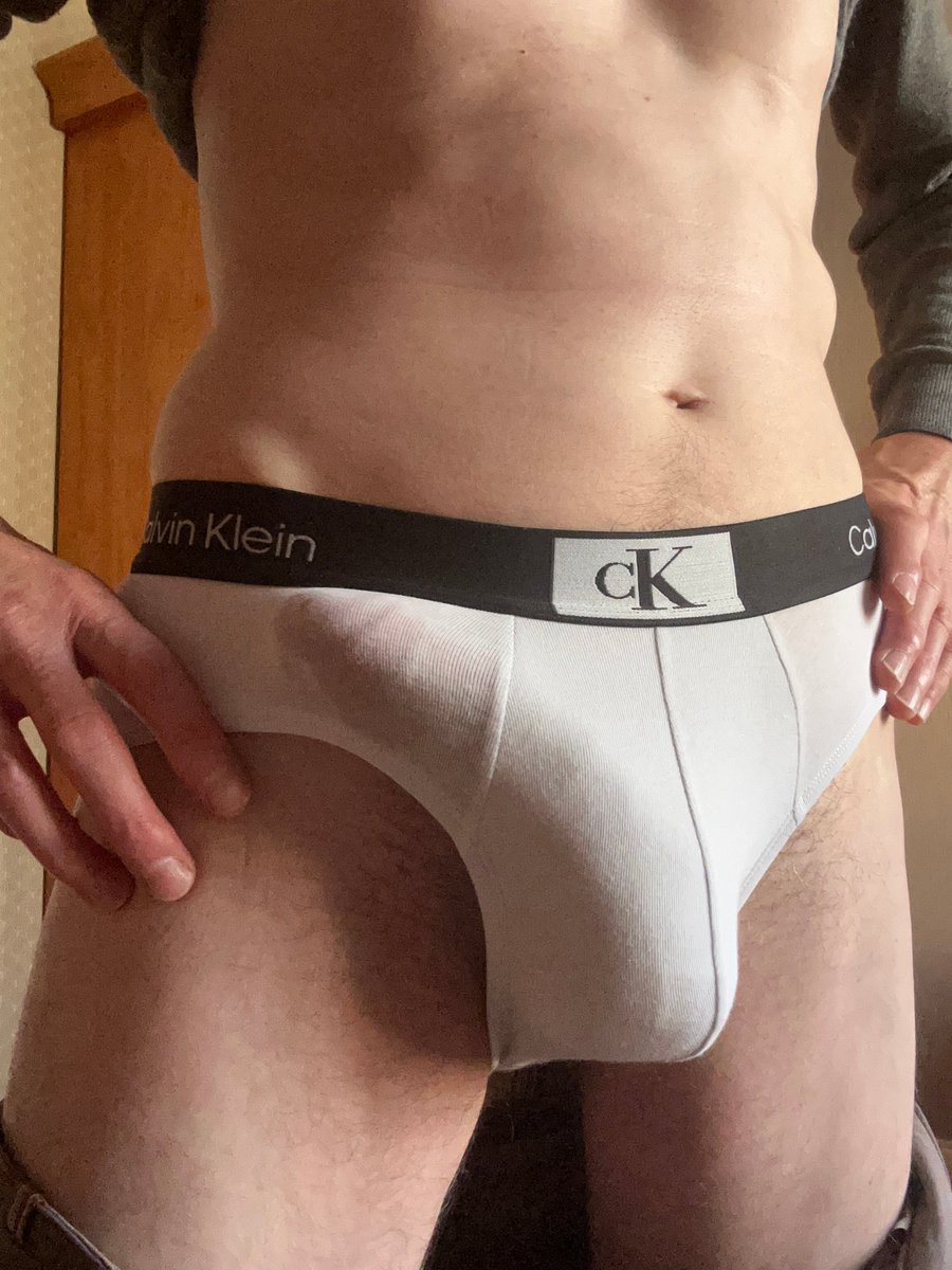 xxl_22cm's tweet photo. Elle est bien épaisse quand même  😳ma grosse queue finie toujours par déformer mes slips !! 🩲💪💪💦💦💦 https://t.co/iDYzvpLW9n
