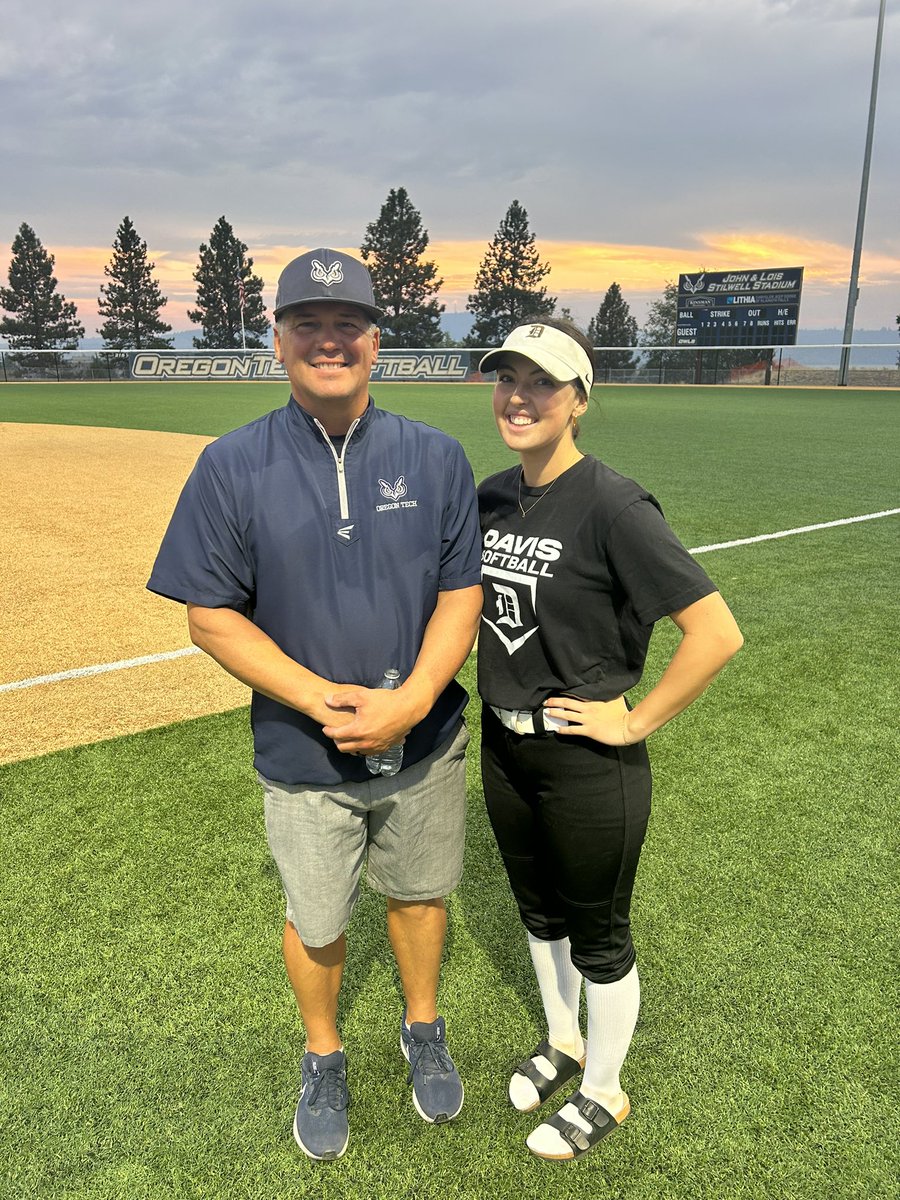 JewelKorth's tweet photo. I had a great time visiting @oitsoftball. Thank you Coach Stewart and girls for an amazing visit. This is an amazing TEAM!
@oitsoftball @OregonTechOwls @MountainWest16u #GoOwls 🦉 https://t.co/xoevHeP3WK