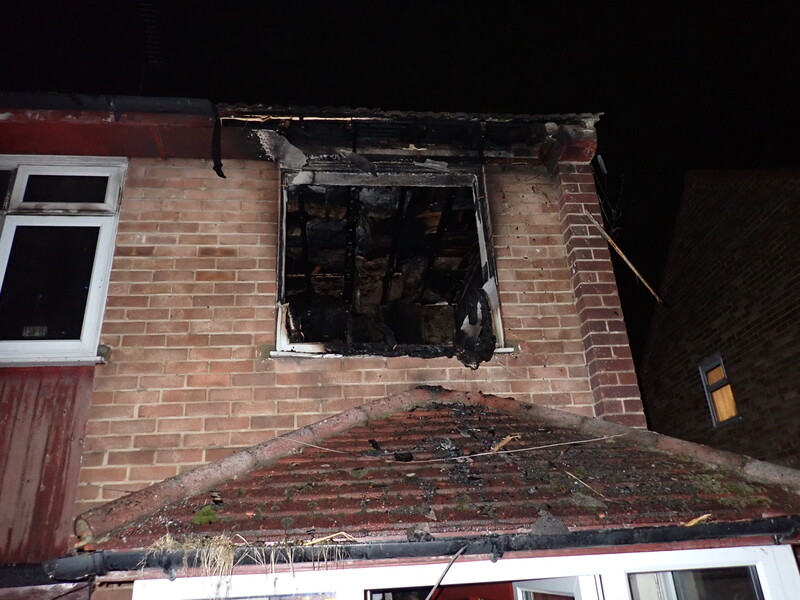 Firefighters are issuing safety advice following a house fire in #Erith which is believed to be have been caused by the failure of lithium batteries. 

Read our safety advice 👉 orlo.uk/AlyOS
