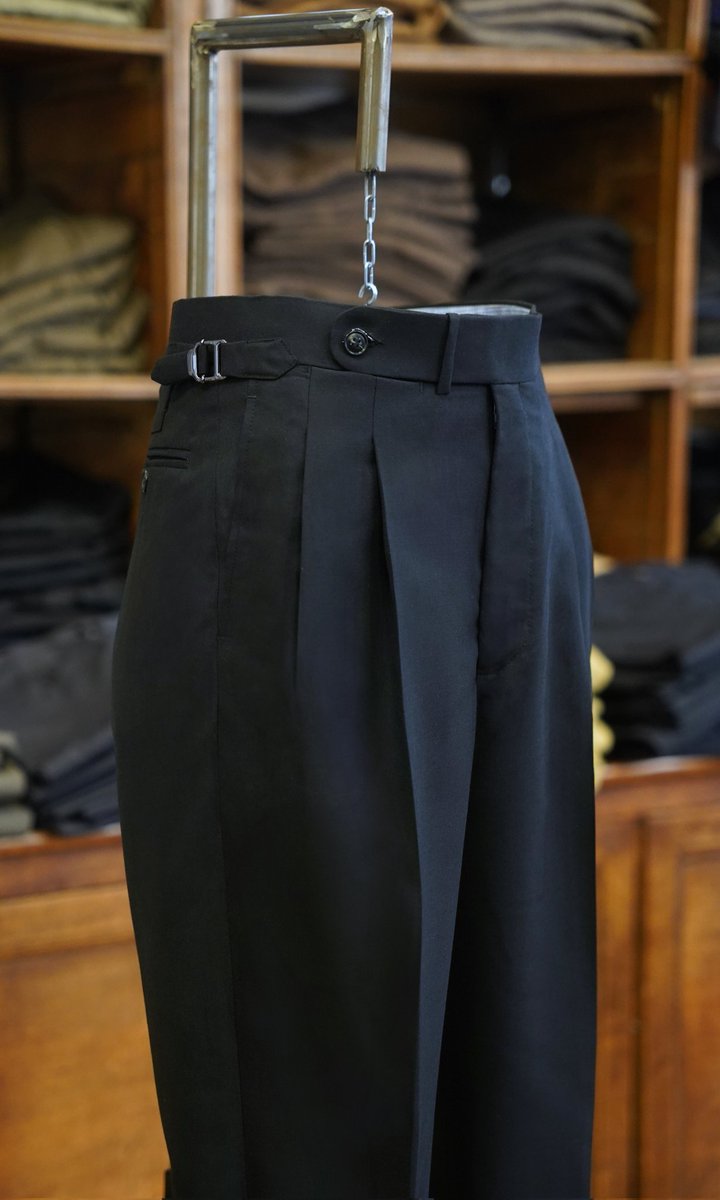 Aspen75008's tweet photo. VENTE FLASH PANTALONS BLEUS 

Profitez de 25% de réduction sur tous nos pantalons en laine bleue avec ceinture à ajusteurs ou Gurkha.

Rendez-vous directement sur notre site ou en boutique, au 5 rue Pasquier, à Paris. 
https://t.co/9rKYPTWrIj https://t.co/Cc8ith8CAc