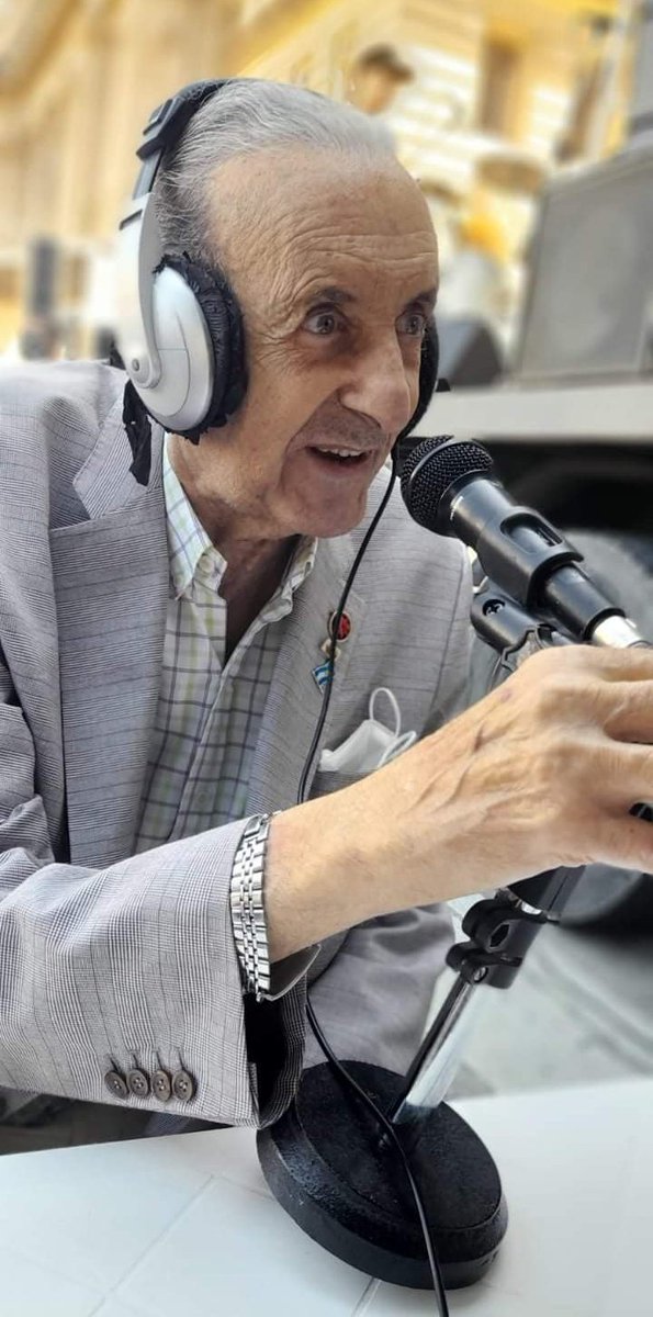 Lamentamos la partida de Lorenzo Pepe, histórico militante del movimiento peronista.

"La política debe ser un vehículo entre el poder que resuelve, con la gente que pide la resolución, para eso sirve la política, sino sirve para eso, no sirve para nada" 

goo.su/PPhuU