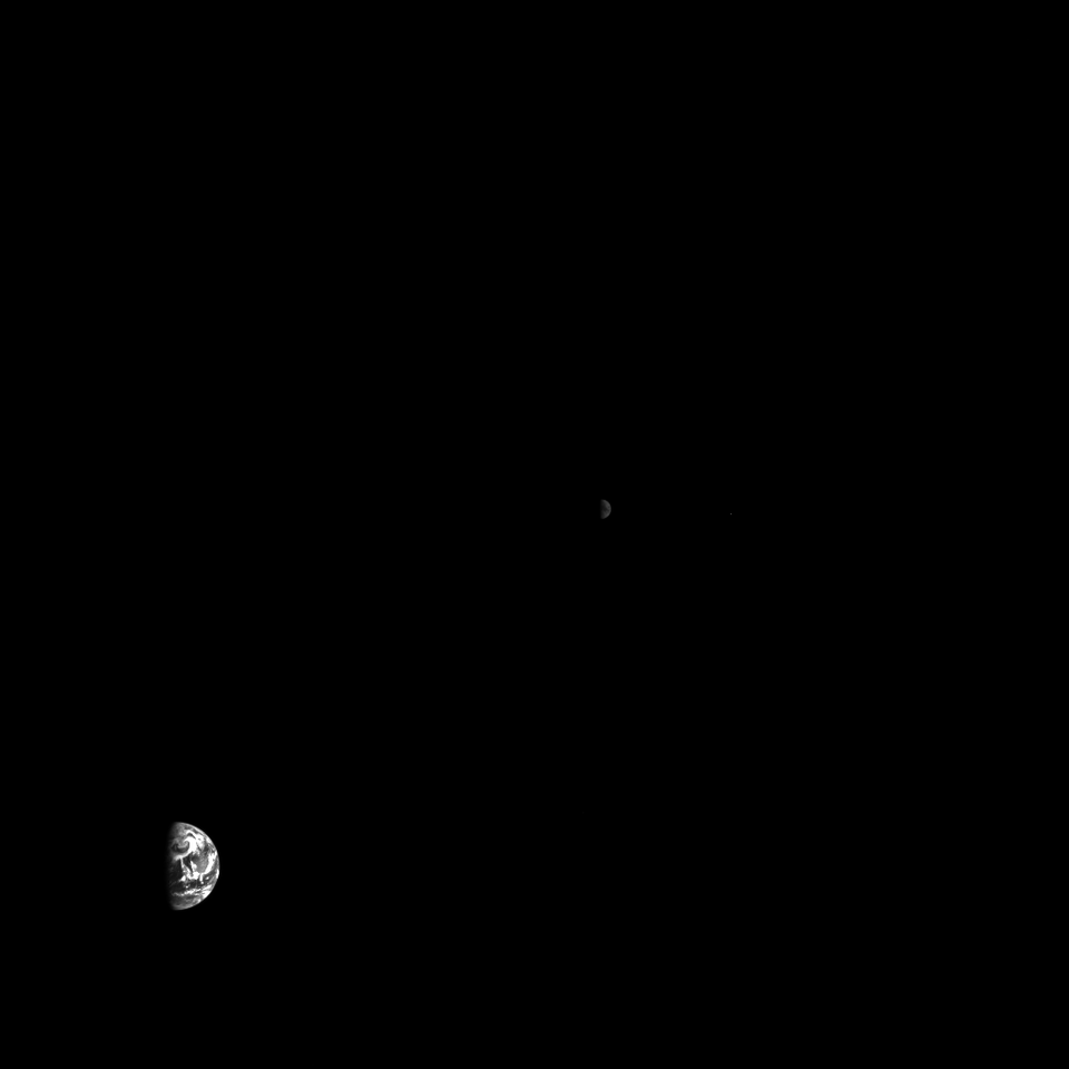 IAC_Astrofisica's tweet photo. 🚀La misión #Hera de #ESA comienza a enviar imágenes. 

📸 Captó esta imagen de despedida de la Tierra y la Luna el 11 de octubre desde una distancia de 1,6 millones de km. 

La 4️⃣ es la captada por HyperScout H,  diseñado por el IAC
 
#HeraMission #ESASpace #LunarExploration https://t.co/hw1bT0vNYo